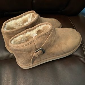 Size 8 Aeropostale booties, never worn